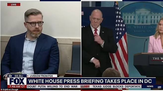 보수 성향 인플루언서 로건 오핸들리(왼쪽)가 2025년 4월 28일(현지시간) 열린 백악관 브리핑에서 하베아스 코퍼스 정지 여부에 대해 질문하고 있다. 오핸들리는 X(옛 트위터)에서 200만 명 이상의 팔로워를 보유한 인물로, 해당 브리핑에서 첫 질문 기회를 얻었다. 폭스 뉴스 캡처