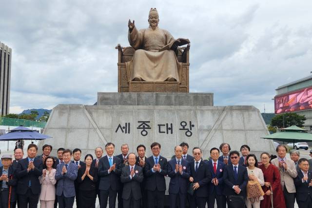 최휘영 문화체육관광부 장관이 ‘579돌 한글날’인 9일 오전 서울 광화문광장 세종대왕 동상 앞에서 한글·국어 관련 단체 관계자들과 기념촬영하고 있다. 최수문기자