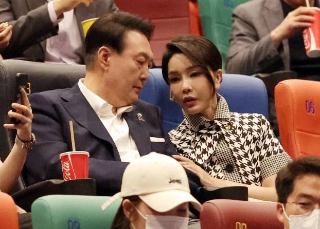 영화를 관람하는 윤석열 대통령 부부.뉴스1