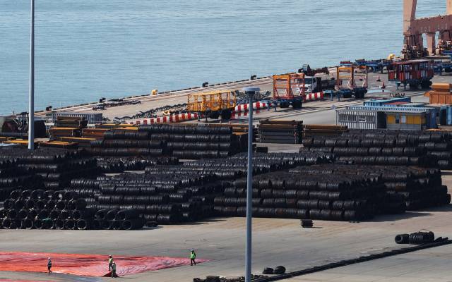 8일 경기도 평택항에 철강 제품이 쌓여있는 모습. 연합뉴스.