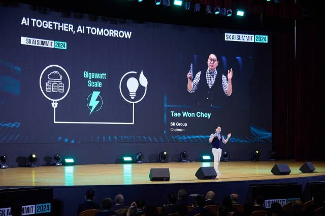 최태원 SK그룹 회장이 지난해 11월 서울 강남구 코엑스에서 열린 ‘SK AI 써밋’에서 강연을 하고 있다. 사진 제공=SK