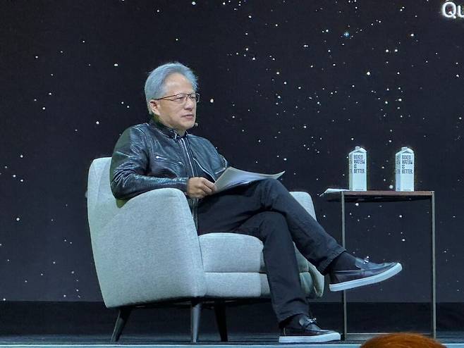 젠슨 황 엔비디아 CEO(사진)는 8일(현지 시각) 미 경제 매체 CNBC의 《스쿼크박스(Squawk Box)》에 출연해 "현재 트럼프 행정부의 정책이 당시에 적용됐다면 우리 가족의 미국 이민은 불가능했을 것"이라고 말했다. ⓒ연합뉴스