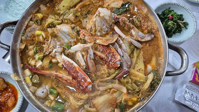 딴뚝 통나무집의 간판메뉴인 게국지. 게국에 김치를 넣어 끓인 게국지는 이 지역의 대표적인 서민음식이었다.