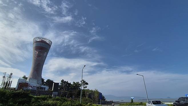 멀리서 바라본 영목항 전망대