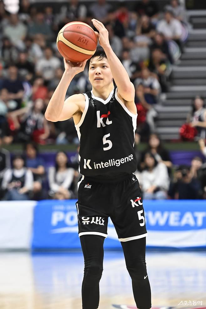 KT 김선형이 9일 수원KT소닉붐아레나에서 열린 삼성과 홈경기 4쿼터 3점슛을 시도하고 있다. 사진제공|KBL