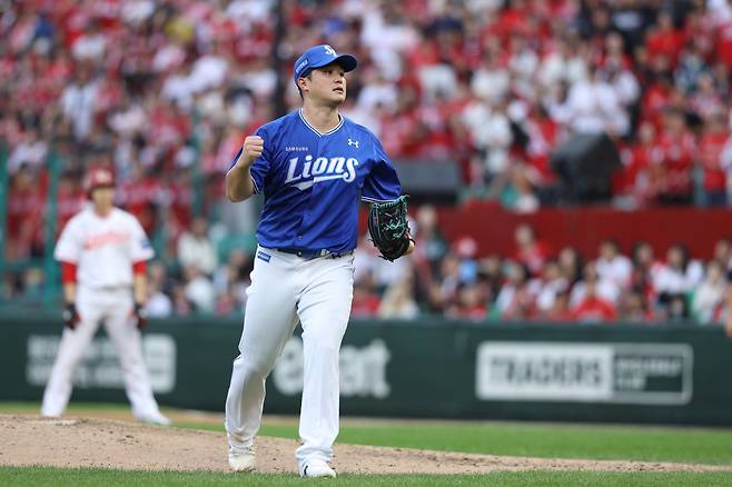 삼성 최원태가 9일 인천 SSG랜더스필드에서 열린 2025 KBO 포스트시즌(PS) SSG와 준플레이오프(준PO) 1차전에 선발투수로 등판해 삼진을 잡은 뒤 주먹을 불끈 쥐어보이고 있다. 최원태는 6이닝 8탈삼진 무실점 쾌투로 자신의 PS 첫 승을 만들었다. 사진제공｜삼성 라이온즈