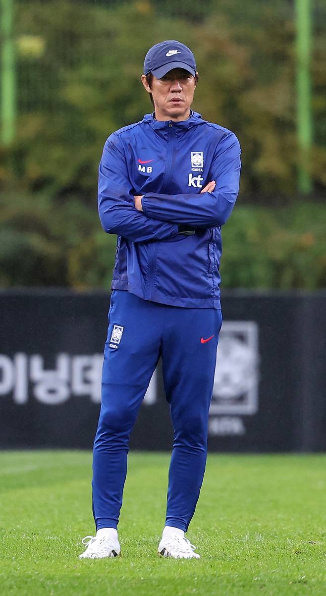 브라질, 파라과이와 10월 A매치 2경기를 앞둔 홍명보 축구대표팀 감독이 7일 고양종합운동장 보조경기장에서 선수들의 훈련을 지켜보고 있다. 고양|뉴시스