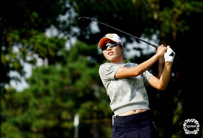 안송이가 지난 1일 열린 동부건설·한국토지신탁 챔피언십 1라운드 도중 2번 홀에서 티샷을 하고 있다. KLPGA 제공