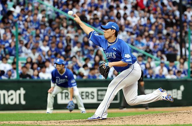 삼성 김재윤이 9일 인천에서 열린 SSG와 준플레이오프 1차전 9회말 등판해 공을 던지고 있다. 연합뉴스