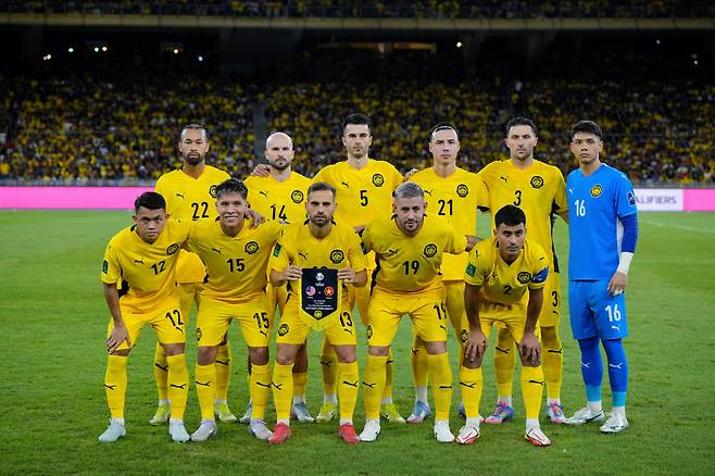 말레이시아 선수들이 지난 6월 10일 말레이시아 쿠알라룸푸르에서 열린 아시안컵 3차예선 F조 2라운드 베트남과 홈경기를 앞두고 기념 사진을 촬영하고 있다. 말레이시아는 베트남을 4-0으로 대파했지만, 7명의 선수가 서류 조작으로 귀화한 사실이 드러나 징계를 받았다. AP연합