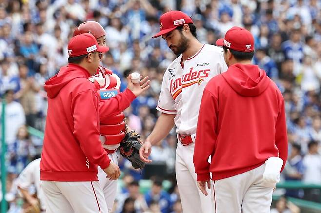 ▲ 정규시즌 4위 삼성은 9일 인천SSG랜더스필드에서 열린 SSG와 2025 KBO 준플레이오프 1치전에서 승리를 거두고 업셋을 향한 발걸음을 시작했다. 2이닝 3실점이라는 최악의 피칭 끝에 조기 강판의 수모를 당한 미치 화이트 ⓒ연합뉴스