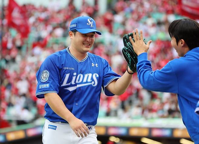 ▲ 정규시즌 4위 삼성은 9일 인천SSG랜더스필드에서 열린 SSG와 2025 KBO 준플레이오프 1치전에서 승리를 거두고 업셋을 향한 발걸음을 시작했다. 자신의 임무를 완벽하게 수행한 최원태ⓒ연합뉴스