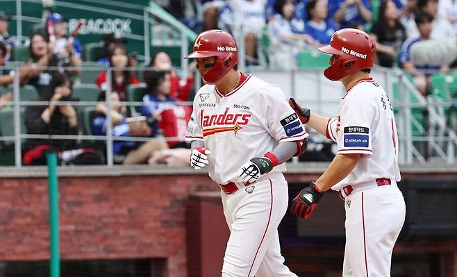 ▲ 정규시즌 4위 삼성은 9일 인천SSG랜더스필드에서 열린 SSG와 2025 KBO 준플레이오프 1치전에서 승리를 거두고 업셋을 향한 발걸음을 시작했다. 7회 추격의 투런포를 터뜨린 고명준 ⓒ연합뉴스