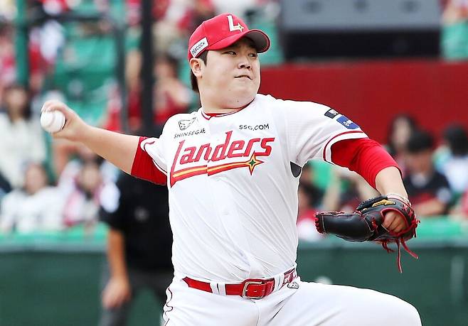 ▲ 포스트시즌 첫 등판에서도 떨지 않고 자신의 임무를 완수한 이로운 ⓒSSG랜더스