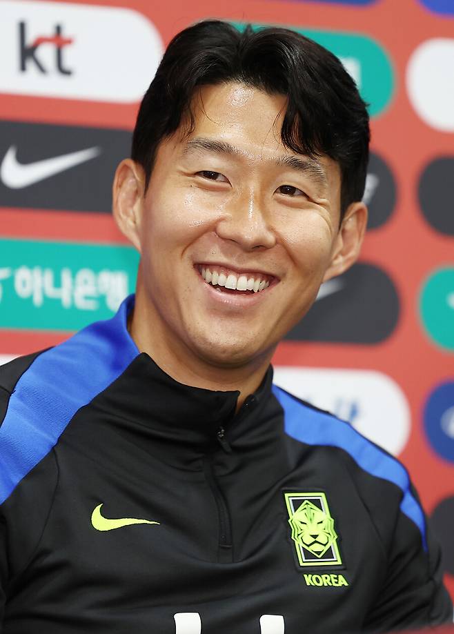 ▲ 대한민국 축구 국가대표팀 손흥민이 9일 서울월드컵경기장에서 열린 공식 기자회견에서 미소짓고 있다. ⓒ연합뉴스