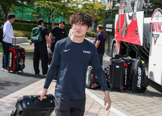 LG 트윈스 내야수 신민재가 8일 이천 챔피언스파크에 입소하고 있다. /사진=LG 트윈스 공식 SNS