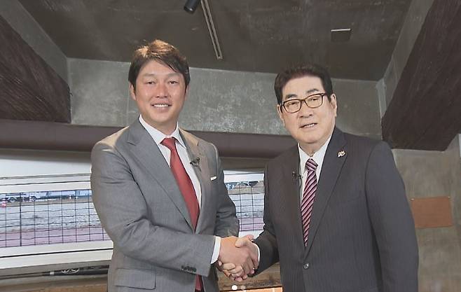 아라이 다카히로(왼쪽) 히로시마 도요 카프 감독. /사진=히로시마 도요 카프 공식 SNS 갈무리