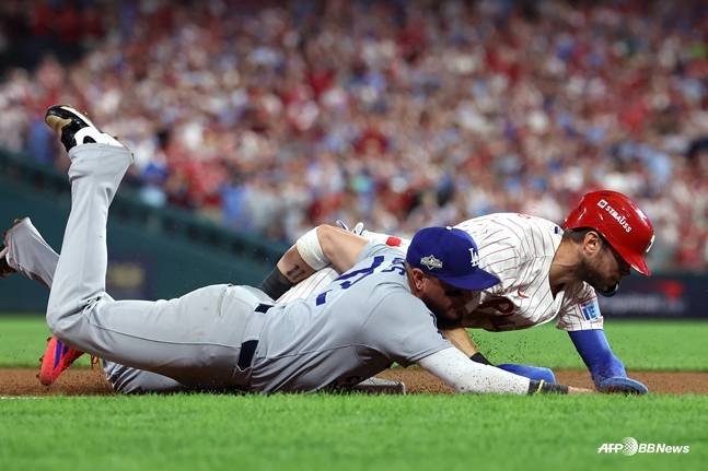 지난 7일 필라델피아 경기에서 태그를 시도하고 있는 로하스(왼쪽). /AFPBBNews=뉴스1
