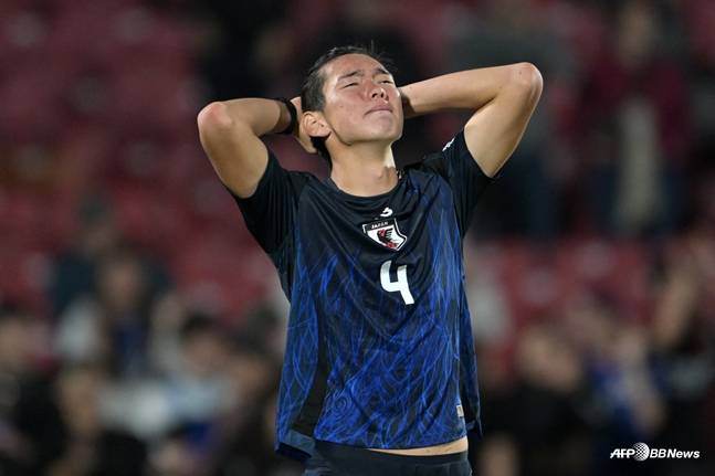 탈락 직후 눈물을 흘리는 키타 카즈나리. /AFPBBNews=뉴스1