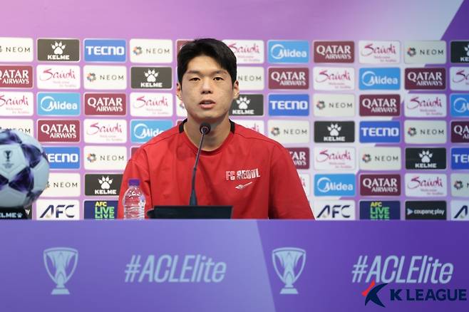 FC서울 최준이 지난달 30일 서울월드컵경기장에서 열린 부리람 유나이티드와의 2025~2026 아시아축구연맹(AFC) 챔피언스리그 엘리트(ACLE) 리그 스테이지 2차전 기자회견에 참석해 취재진 질문에 답하고 있다. /사진=한국프로축구연맹 제공
