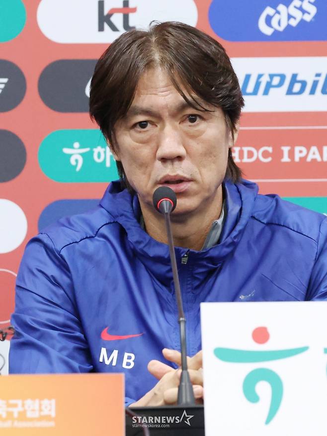 한국 축구대표팀이 9일 브라질과 A매치를 앞두고 서울월드컵경기장에서 최종 훈련에 임했다.  홍명보 감독이 훈련 전 기자회견에서  기자들의 질문에 답하고 있다.  홍명보 감독이 이끄는 대표팀은 10일 브라질과 친선경기에 이어 14일에는 파라과이와도 대결하며 2026 북중미 월드컵 실전 점검에 나선다. /사진=김진경 대기자