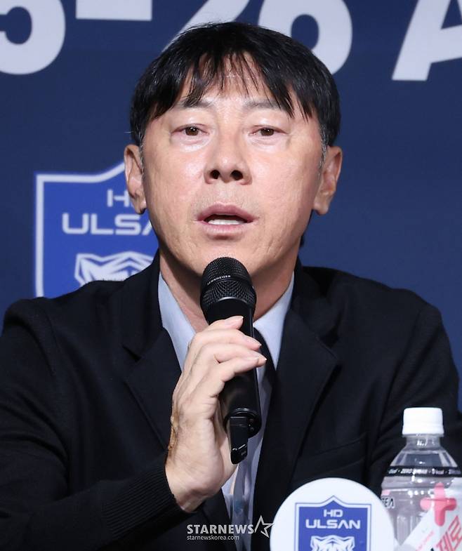 '2025-26 ACL 참가 K리그 4개팀 미디어데이'가 4일 서울 신문로 축구회관 2층 다목적회의실에서 열렸다.  울산 신태용 감독이 기자들의 질문에 답하고 있다. /사진=김진경 대기자