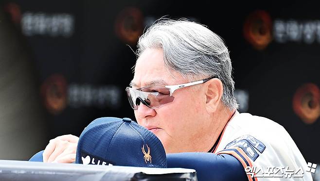 27일 대전 한화생명볼파크에서 열리는 '2025 신한 SOL Bank KBO리그' LG 트윈스와 한화 이글스의 경기에 앞서 한화 김경문 감독이 선수단 훈련을 지켜보고 있다. 엑스포츠뉴스DB