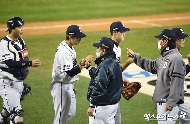 2021시즌 준플레이오프에서 LG 트윈스를 꺾고 플레이오프에 진출했던 두산 베어스. 사진 엑스포츠뉴스 DB