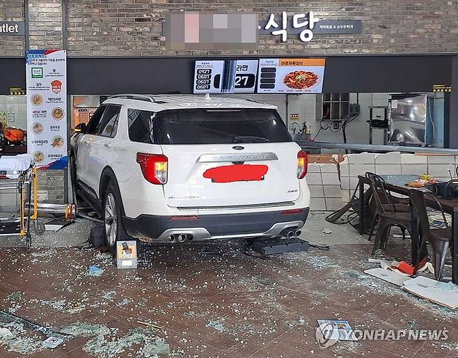 강릉 대관령휴게소 식당가에 SUV 돌진…16명 다쳐 (강릉=연합뉴스) 2일 오전 11시 32분께 강원 강릉시 성산면 영동고속도로 강릉 방향 대관령 휴게소에서 80대 A씨가 몰던 스포츠유틸리티 차(SUV)가 휴게소 내 식당가로 돌진, 식당 안에 있던 16명이 중경상을 입고 인근 병원에서 치료받고 있다. 2025.7.2 [강릉소방서 제공. 재판매 및 DB 금지] yoo21@yna.co.kr