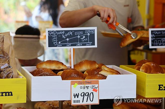 '소금빵이 990원' (서울=연합뉴스) 서대연 기자 = 31일 서울 성동구 글로우 성수에 마련된 유튜버 경제유튜버 슈카의 ETF 베이커리 팝업 스토어에 소금빵이 진열돼 있다. 2025.8.31 dwise@yna.co.kr