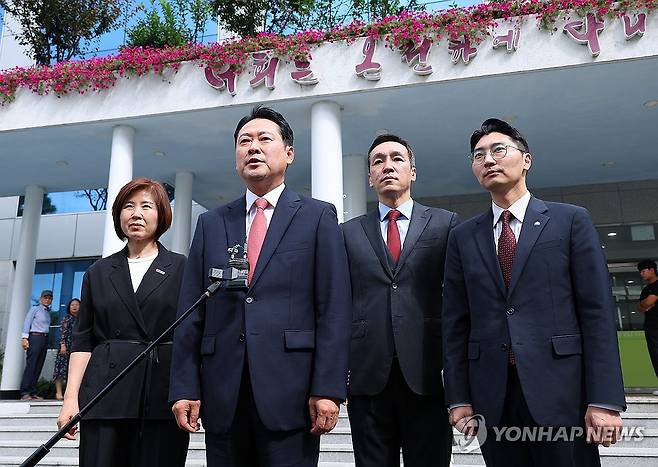 세계로교회 예배 참석하는 장동혁 (부산=연합뉴스) 손형주 기자 = 국민의힘 장동혁 대표가 14일 오전 부산 강서구 세계로교회 예배에 참석 하기 전 취재진 질문에 답하고 있다. 국민의힘 지도부는 이날 부산 첫 방문 일정으로 최근 구속된 손현보 목사가 담임 목사로 있는 세계로교회 예배에 참석했다. 손 목사는 개신교계 단체인 '세이브코리아'를 이끌며 윤석열 전 대통령의 탄핵 반대 집회를 주도하기도 했다. 2025.9.14 handbrother@yna.co.kr