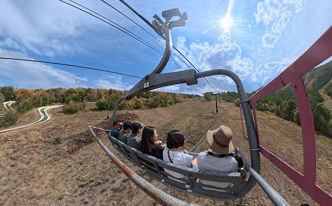 리프트를 타고 이동하는 모습 [사진/성연재 기자]