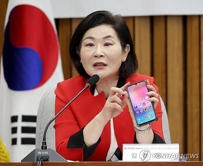 SKT 해킹 사태 긴급 간담회, 발언하는 김희정 의원 (서울=연합뉴스) 류영석 기자 = 1일 국회에서 열린 국민의힘 SK텔레콤 소비자 권익 및 개인정보보호를 위한 긴급 간담회에서 당 TF 위원장을 맡은 김희정 의원이 발언하고 있다. 2025.5.1 ondol@yna.co.kr