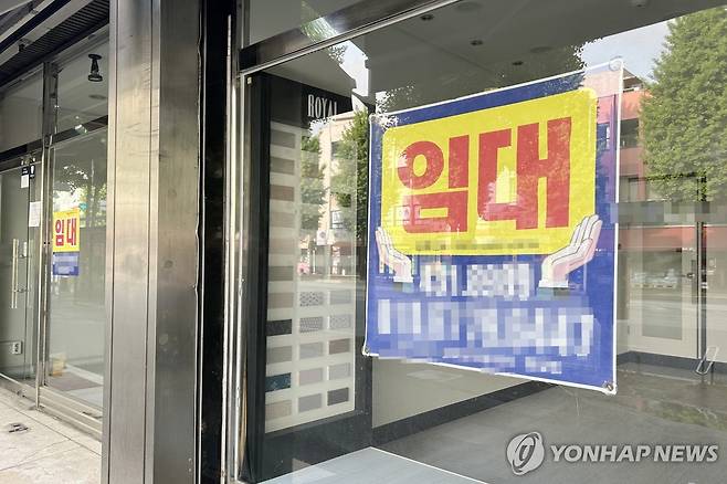 광주 금남로 건물 공실에 붙은 임대 현수막 [촬영 장아름]