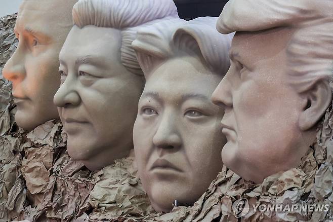 지난달 25일 태국 방콕 쇼핑몰에 전시된 러시모어산 캐리커처로 등장한 북미중러 정상 [로이터 연합뉴스 자료사진. 재판매 및 DB 금지]