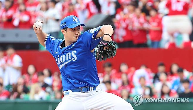 삼성 선발 최원태 역투 (인천=연합뉴스) 임순석 기자 = 9일 인천 SSG랜더스필드에서 열린 2025 프로야구 KBO리그 포스트시즌 준플레이오프 1차전 삼성 라이온즈와 SSG 랜더스의 경기. 5회 말 삼성 선발투수 최원태가 역투하고 있다. 2025.10.9 soonseok02@yna.co.kr