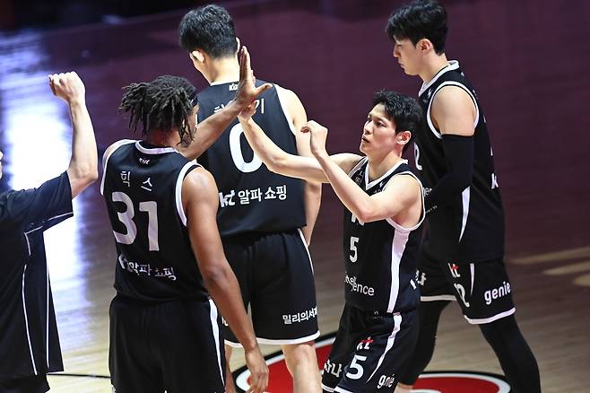 하이파이브하는 김선형과 아이재아 힉스 [KBL 제공. 재판매 및 DB 금지]