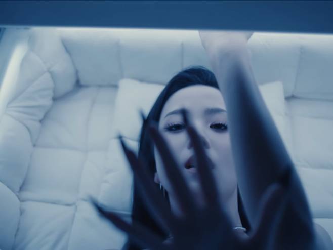 사진=그룹 블랙핑크 지수, 팝스타 제인 협업곡 'EYES CLOSED' MV 캡처