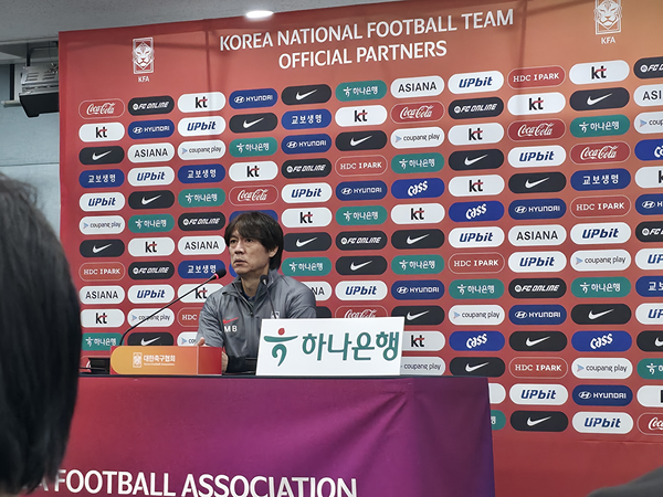 홍명보 한국 축구 국가대표팀 감독이 10일 브라질과의 친선경기 후 기자회견에서 취재진의 질문을 받고있다. 2025.10.10 /이영선기자 zero@kyeongin.com