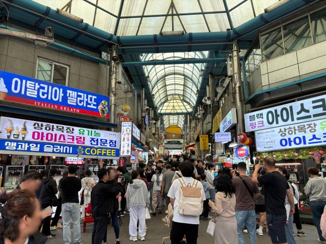 관광객으로 북적이는 단양구경시장 모습. 단양군 제공