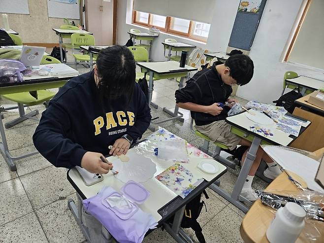 울산 서생중학교 학생들이 한글 멋글씨 부채를 만들고 있다. 울산교육청 제공