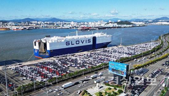 ▲ 트럼프 미국 행정부의 고율 관세 여파로 미국 내 수입시장 입지가 약화되고 있는 가운데 자동차의 대미 수출이 줄어 울산 경제에 영향을 미치고 있다. 울산 자동차 선적장 전경. 현대차 제공