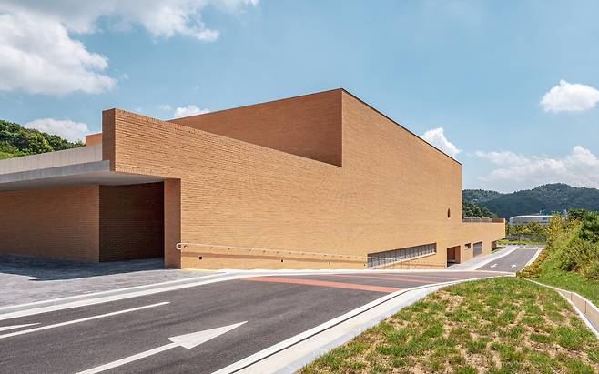 ‘2025 경북 건축문화상’ 대상작으로 선정된 상주시의 ‘내수면관상어비즈니스센터’ 전경./경북도 제공