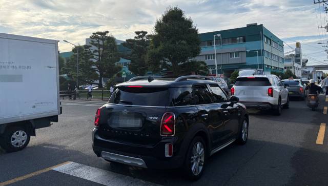 지난해 10월 경남 김해시 안동공단에 대형 물류센터가 문을 열면서 출근 시간대 물류센터와 접한 왕복 2차선 도로의 체증이 더욱 심해져 공단 내 업체 근로자들의 불편이 가중됐다. 이경민 기자