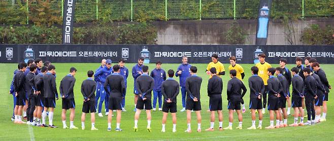 대한민국 축구 국가대표팀 홍명보 감독이 7일 고양종합운동장 보조구장에서 열린 축구 대표팀 오픈 트레이닝에서 발언하고 있다. 사진=연합뉴스