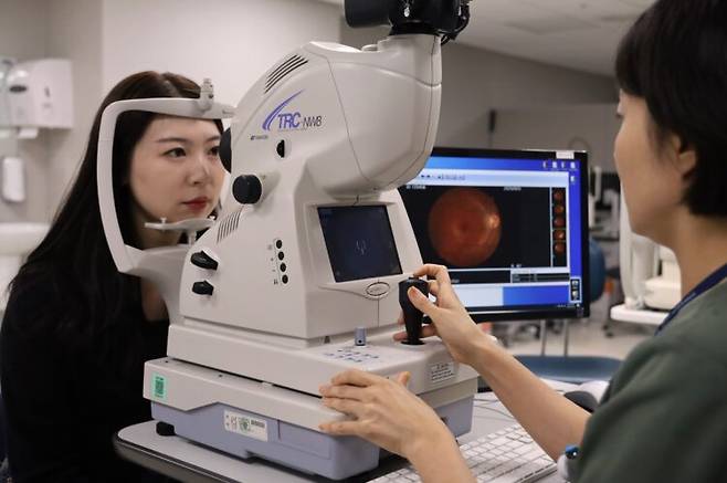 한 번 떨어진 시력은 회복할 수 없다. 정기적인 안저 검사를 통해 실명의 원인이 되는 병을 미리 발견하는 것이 최선의 방법이다. 사진은 한 환자가 세브란스병원에서 안저 검사를 받는 모습. 사진=최승식 기자