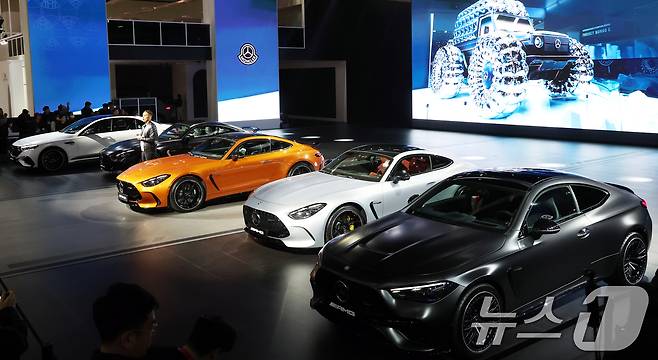 3일 경기도 고양시 킨텍스에서 열린 2025 서울모빌리티쇼에서 현대자동차 메르세데스 벤츠 AMG 라인업이 공개되고 있다 2025.4.3/뉴스1 ⓒ News1 김명섭 기자
