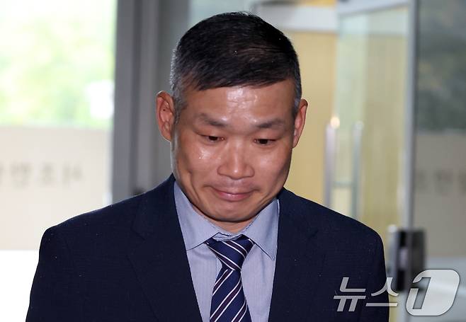 김동혁 국방부검찰단장(육군 준장·직무배제)이 10일 서울 서초구 해병대원 순직사건 관련 의혹을 수사하는 순직해병특검팀(특별검사 이명현)에 직권남용 혐의 피의자 신분으로 출석하고 있다. 2025.10.10/뉴스1 ⓒ News1 김명섭 기자