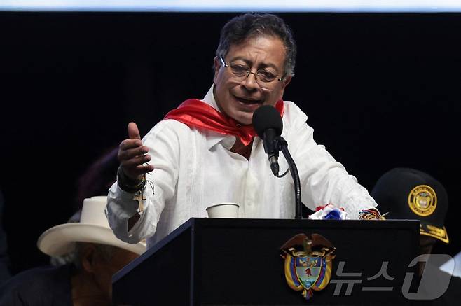 구스타보 페트로 콜롬비아 대통령이 3일(현지시간) 콜롬비아 이바게에서 열린 '존엄과 민주주의'(Dignity and Democracy) 행사에서 연설하고 있다. 2025.10.03. ⓒ 로이터=뉴스1 ⓒ News1 윤다정 기자