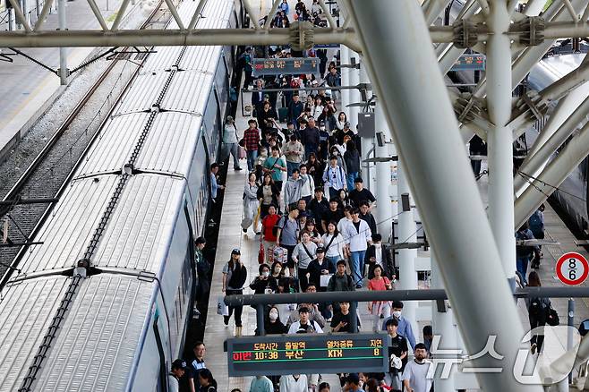 추석연휴 마지막 날이자 한글날인 9일 서울역에서 귀경객들이 일상으로 발걸음을 옮기고 있다. 2025.10.9/뉴스1 ⓒ News1 안은나 기자